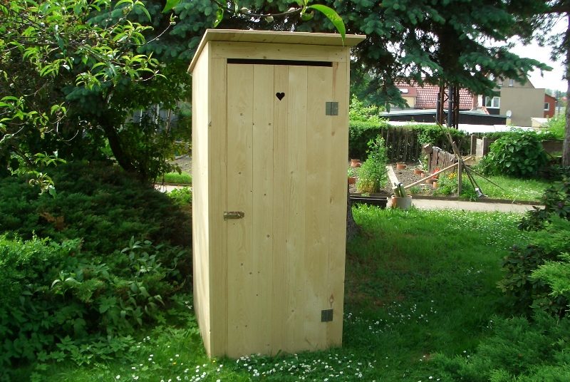 Gartentoilette mit Herz