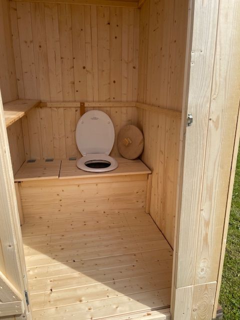 mit WC - Sitz Plumsklo mit WC-Sitz